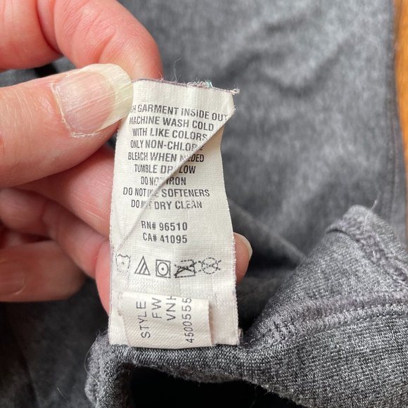 Dark Grey Under Armour YXL Tshirt with Pink Logo - Picture 7 of 7